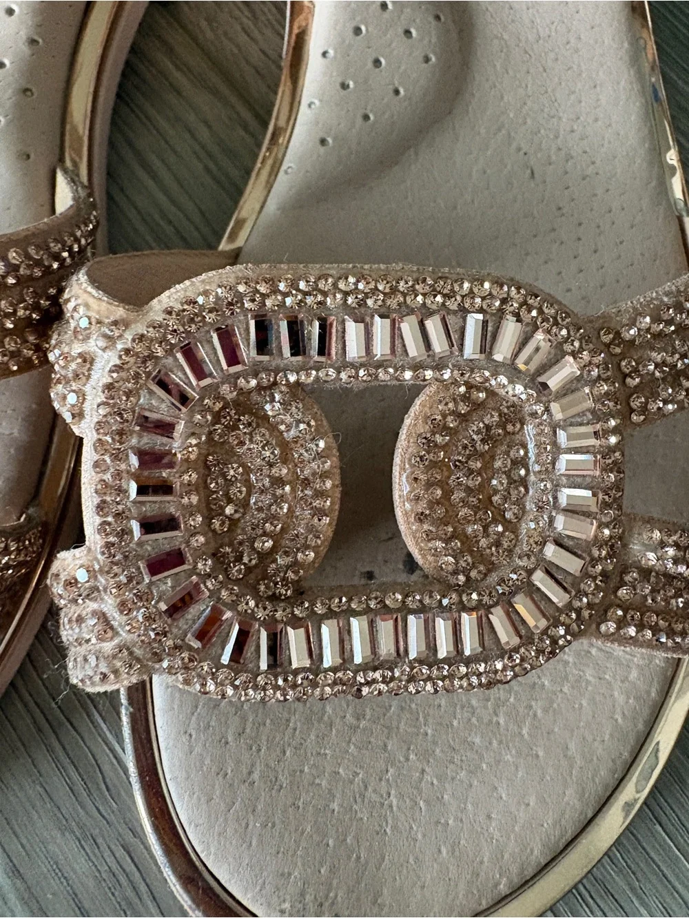 Ricco Girl’s rose gold leather rhinestone Velcro sandals size 1.5/2